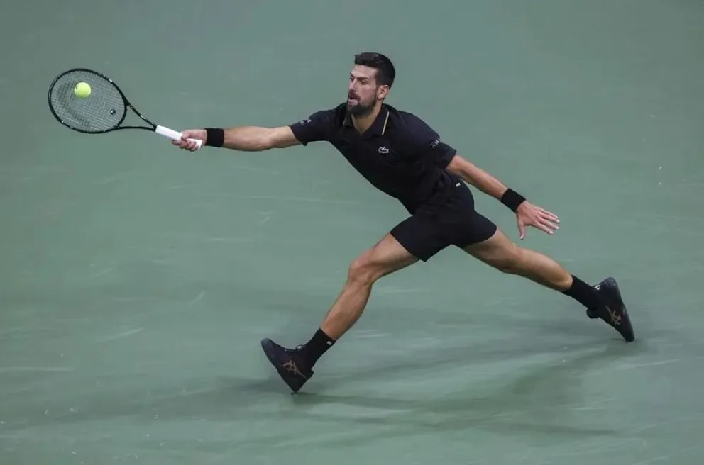 Djokovic se esfuerza para llegar a la pelota en su partido de cuartos de final. Foto: EFE