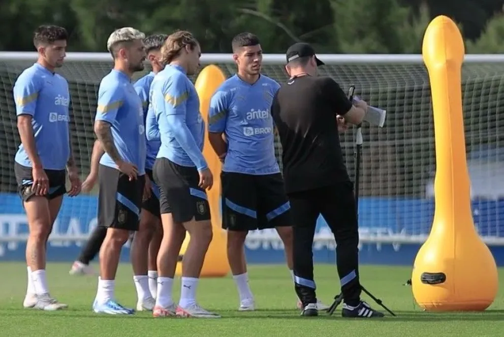 Un entrenamiento de los charrúas que serán locales ante Perú. Foto: AUF