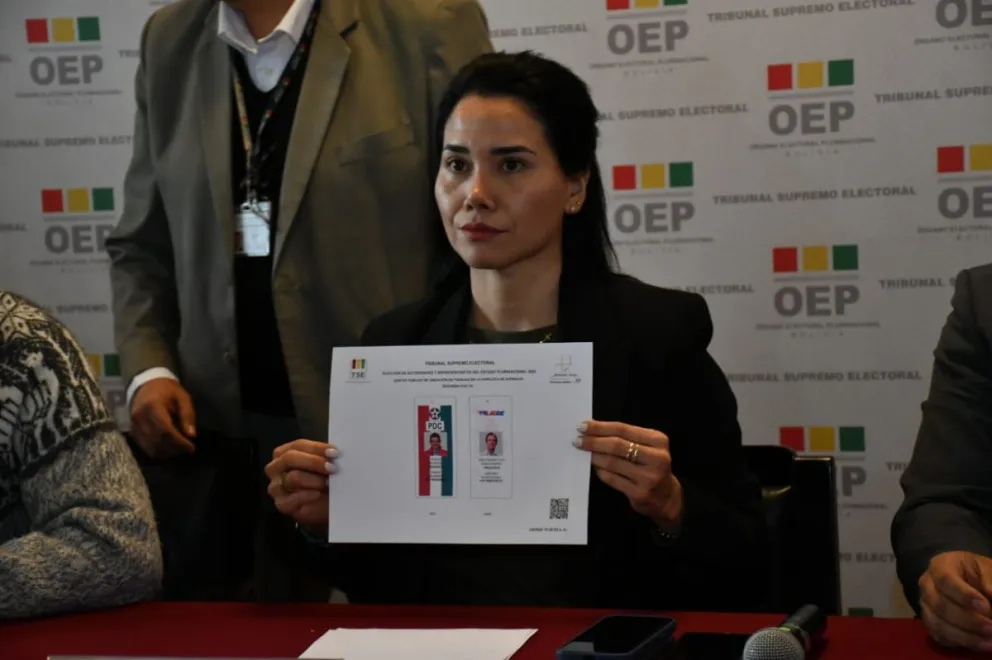 La vocal del TSE, Yajaira San Martín, muestra la papeleta para la segunda vuelta. Foto: APG