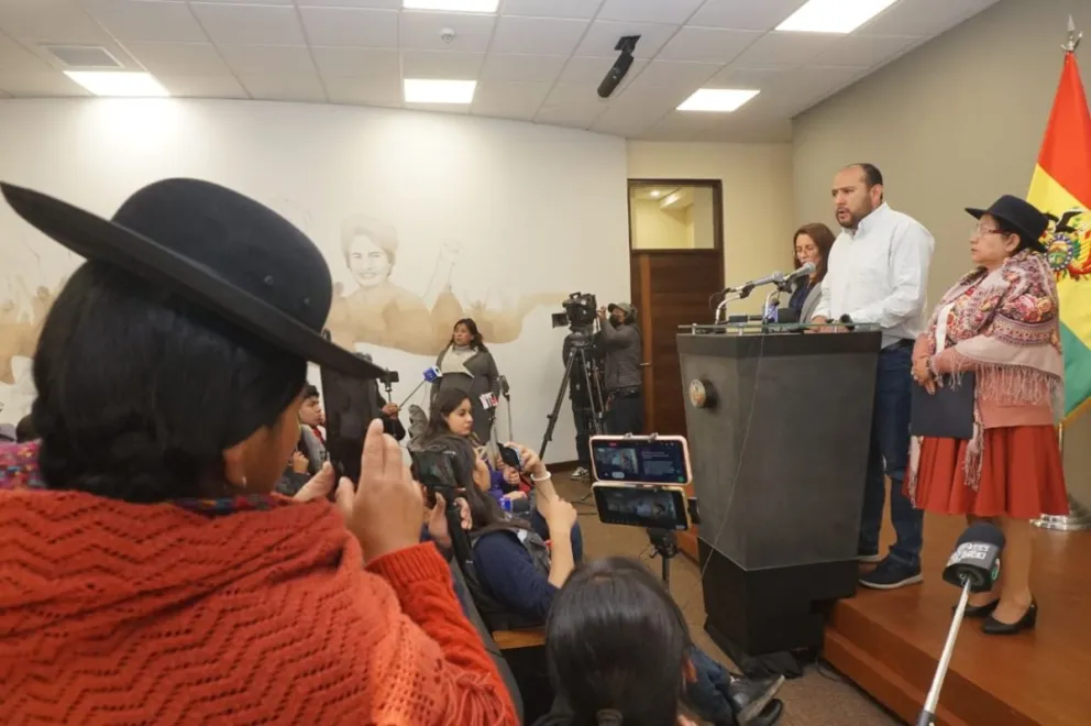 Los ministros Ríos, Sosa y Saravia en rueda de prensa, este miércoles. Foto: APG 