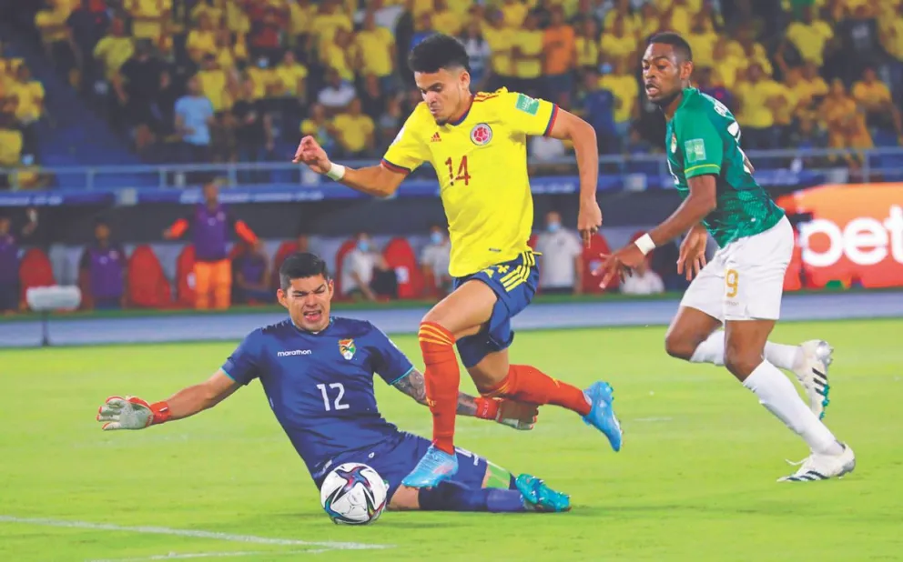 El colombiano Luis Díaz deja en el camino al golero Rubén Cordano, de Bolivia, en el último juego que tuvieron ambas selecciones en la ciudad de Barranquilla. Foto: archivo EFE