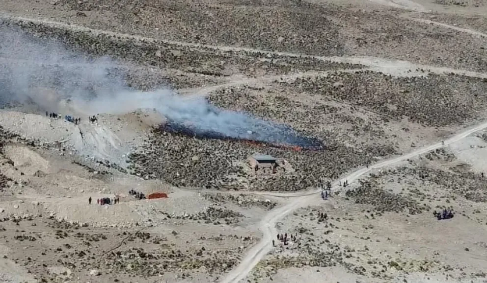 Restos de fuego en una concesión minera en Potosí. Foto: Sinchi Wayra 