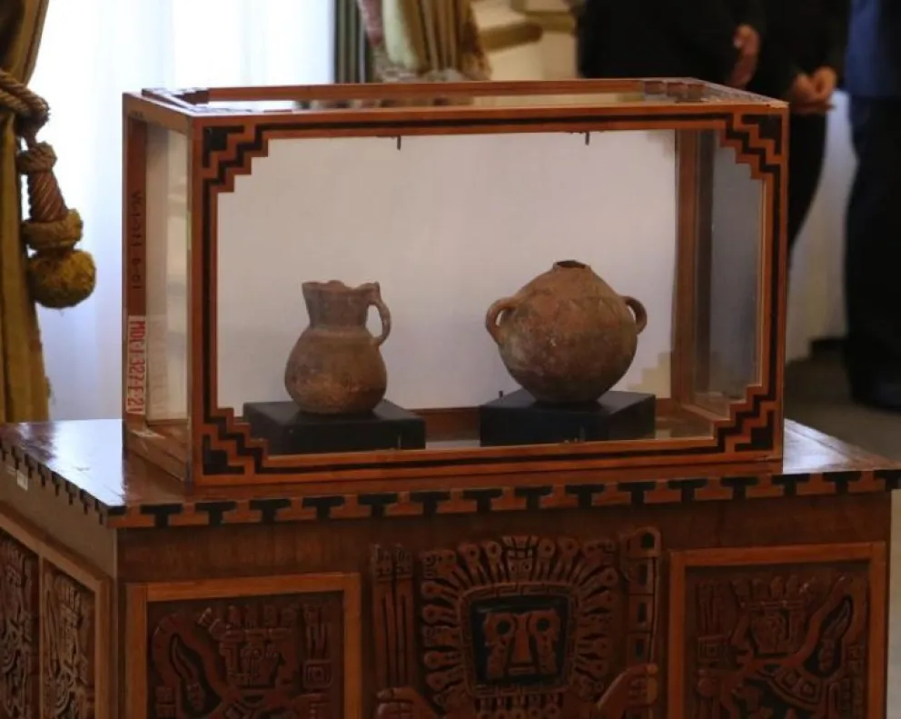 Dos vasijas precolombinas que fueron recuperadas por el Gobierno de Bolivia, expuestas en la Cancillería de La Paz. Foto: EFE