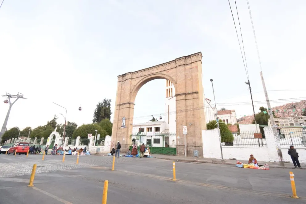 Puertas cerradas del Cementerio General. FOTO: AMUN