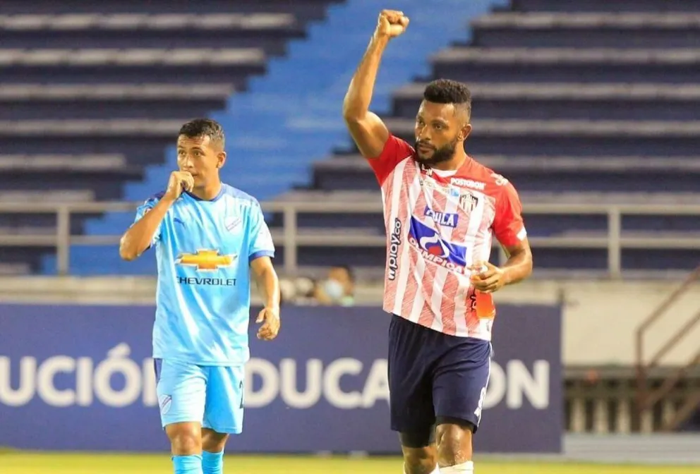 Miguel Borja festeja el primer gol del Junior en 2021. Metros atrás aparece Roberto Carlos Fernández.