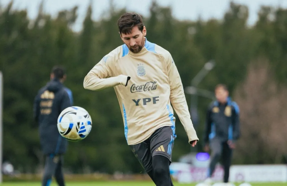 Lionel Messi le pega a la pelota en el entrenamiento del miércoles de Argentina. Foto: AFA