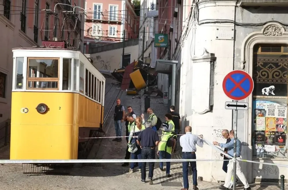 Expertos técnicos evalúan el accidente del funicular Gloria de Lisboa. Foto: EFE