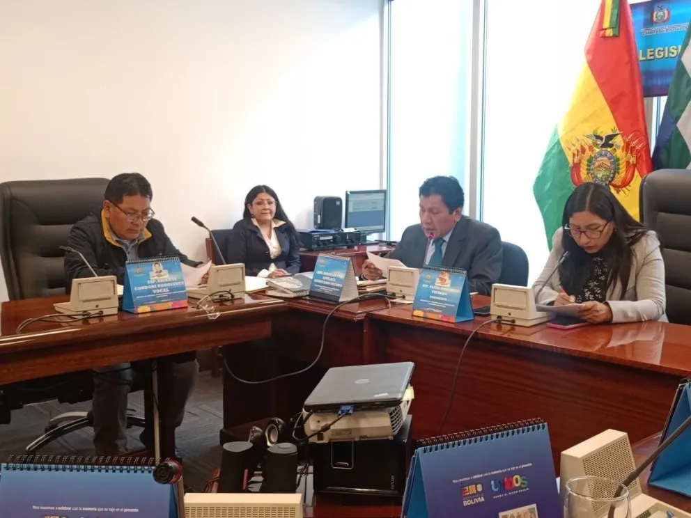 La Comisión durante su trabajo, ayer. Foto: 