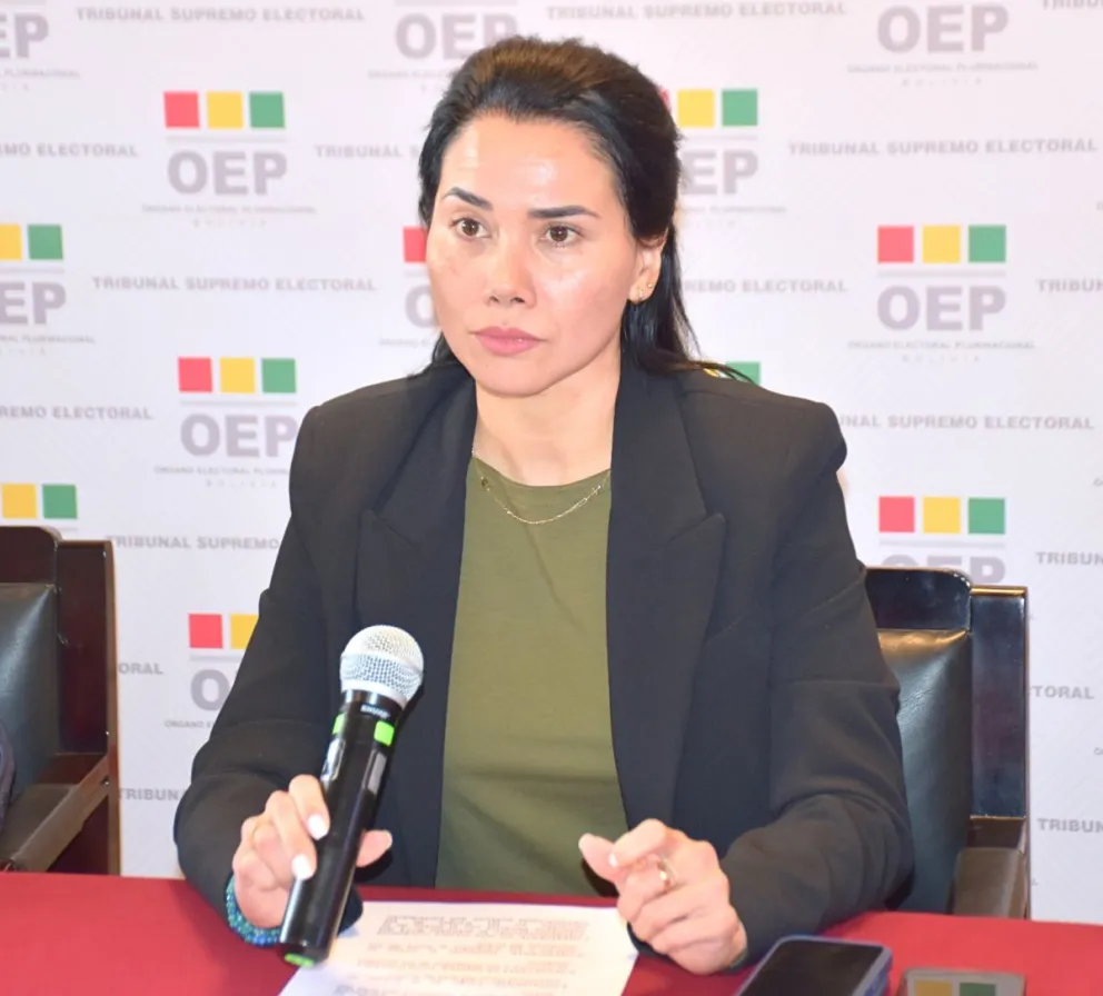 La vocal del Yajaira San Martín, ayer durante el sorteo de la papeleta para la segunda vuelta. Foto: TSE