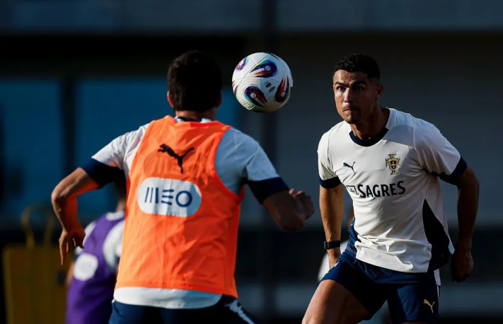 Ronaldo (der.) durante una práctica con el combinado luso. Foto: Selección Portuguesa.
