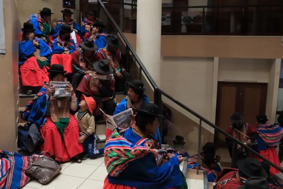 Vigilia de pobladores en Viacha por la contaminación minera. Foto: APG