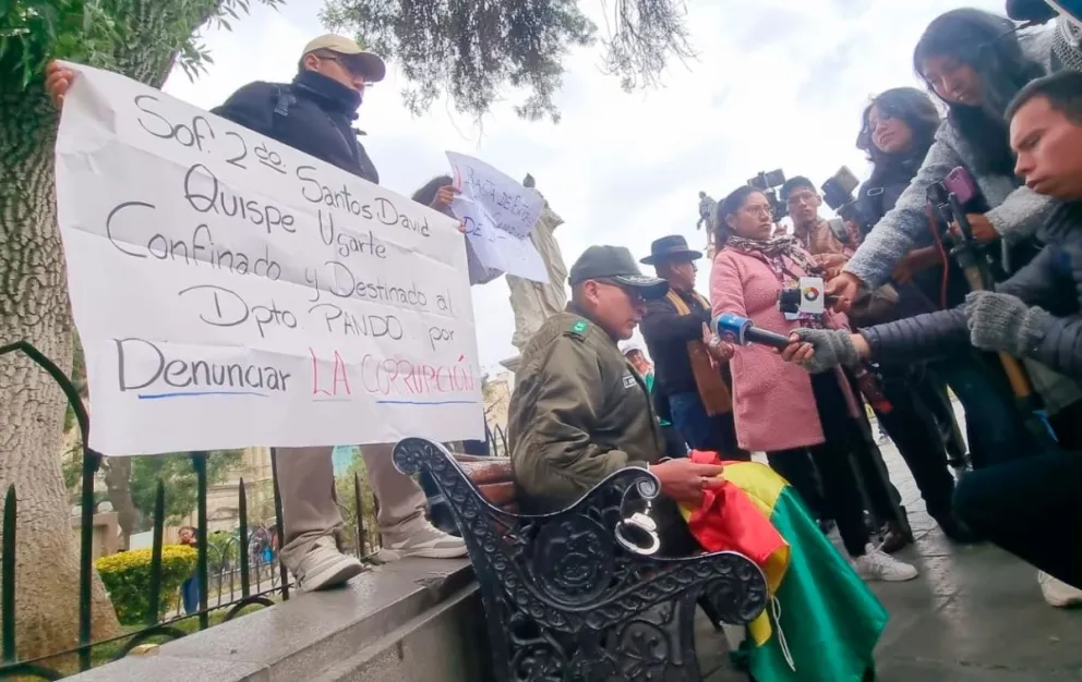 El suboficial Quispe se enmanilló la mañana de este jueves en una banqueta. Foto: Erbol