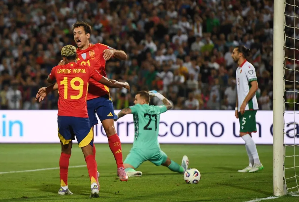 Mikel Oyarzabal celebra su gol con Lamine Yamal ante Bulgaria en Sofía. Foto: EFE.