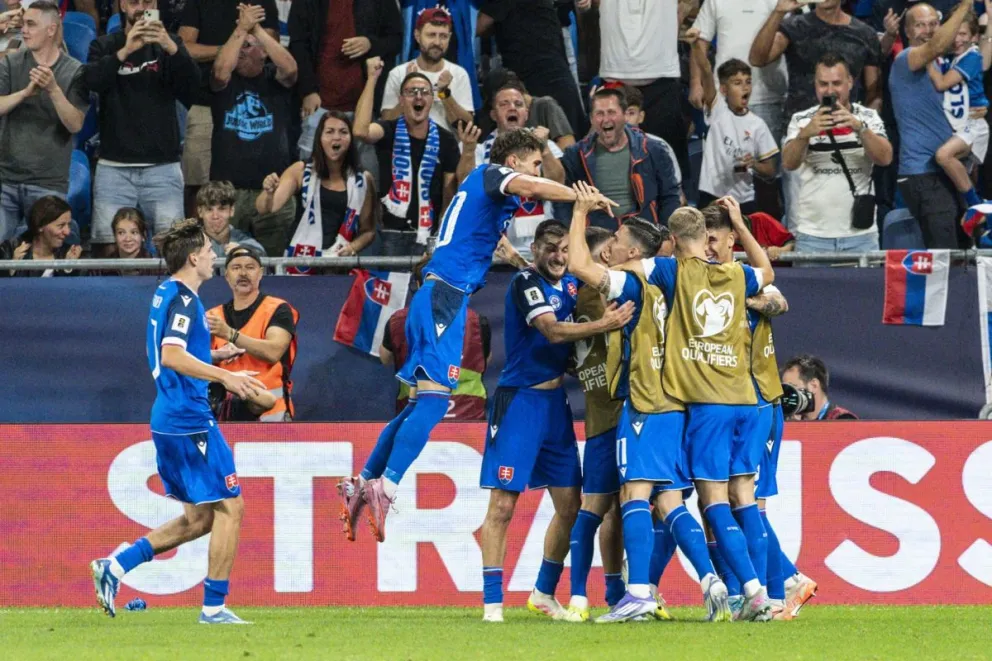 Los jugadores eslovacos festejan uno de sus goles. Foto: EFE.