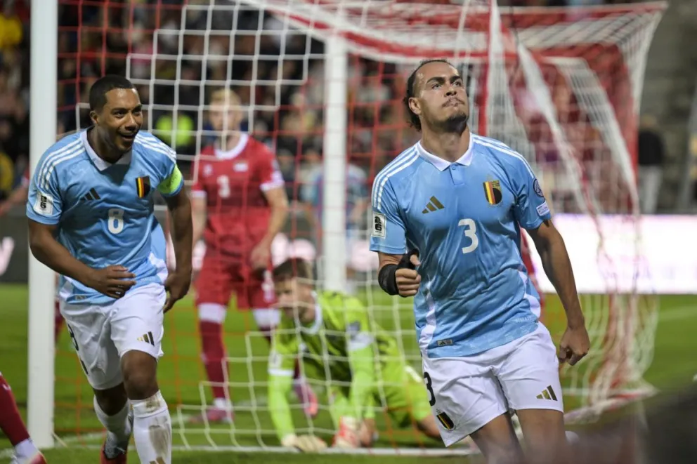 Theate (3) celebra su tanto para la selección belga. Foto: EFE.