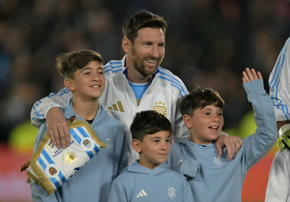 Lionel Messi junto a sus tres hijos en el acto protocolar del partido con Venezuela. Foto: Conmebol
