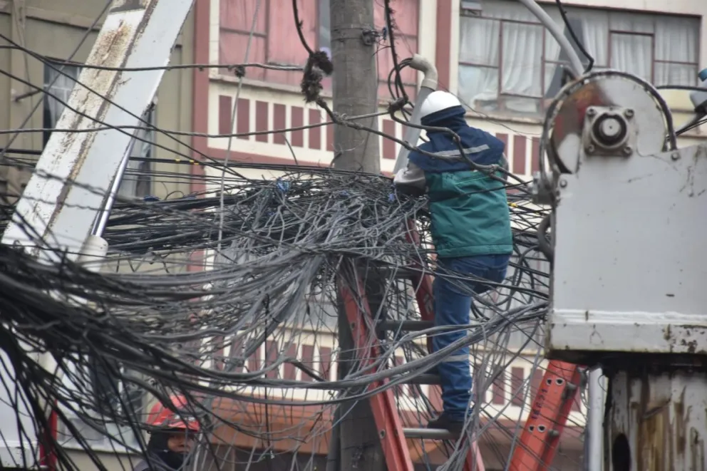 Los postes serán reemplazados en la avenida Quintanilla Suazo. FOTO: AMUN
