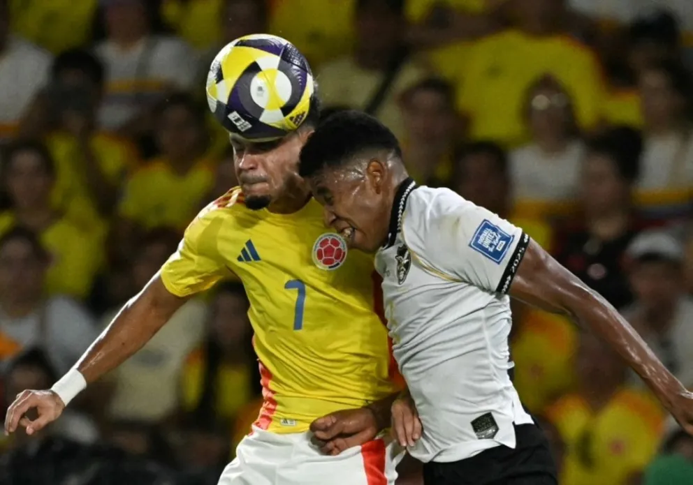 Medina pelea el balón con Díaz del seleccionado de Colombia. Foto: El colombiano