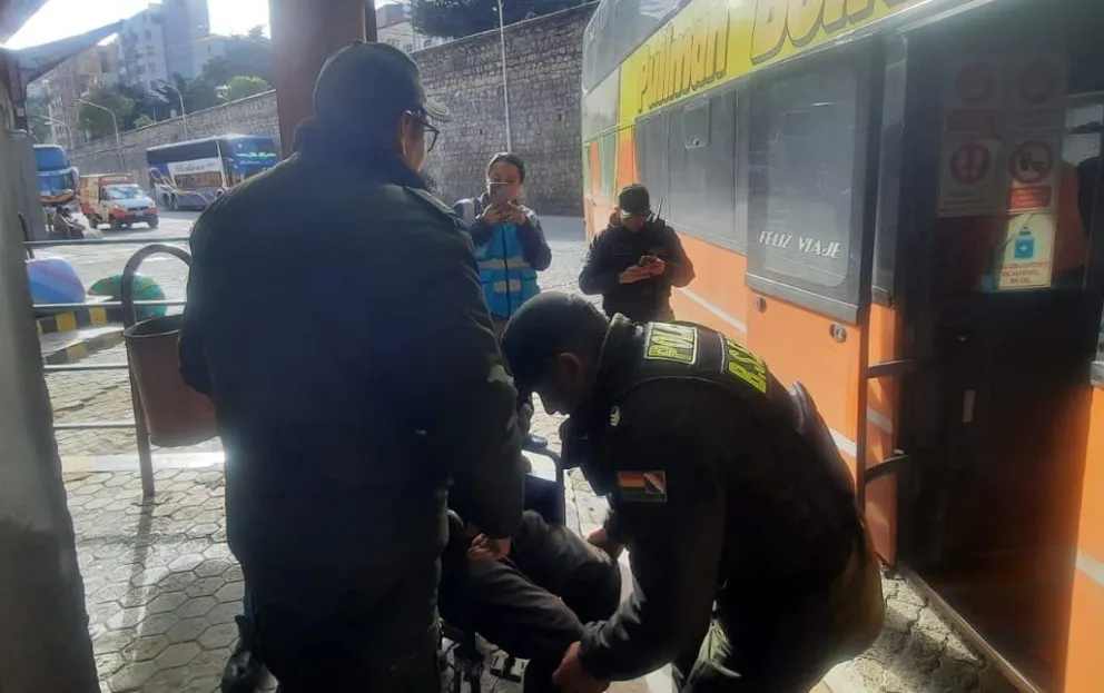 Policías ayudan al afectado. FOTO: AMUN