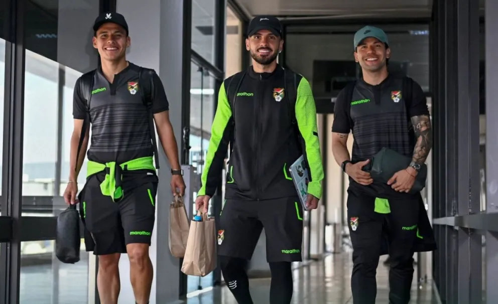 Los jugadores de la Verde: Villarroel (izq.), Melgar y Algarañaz, en su arribo a Colombia. Foto: FBF.