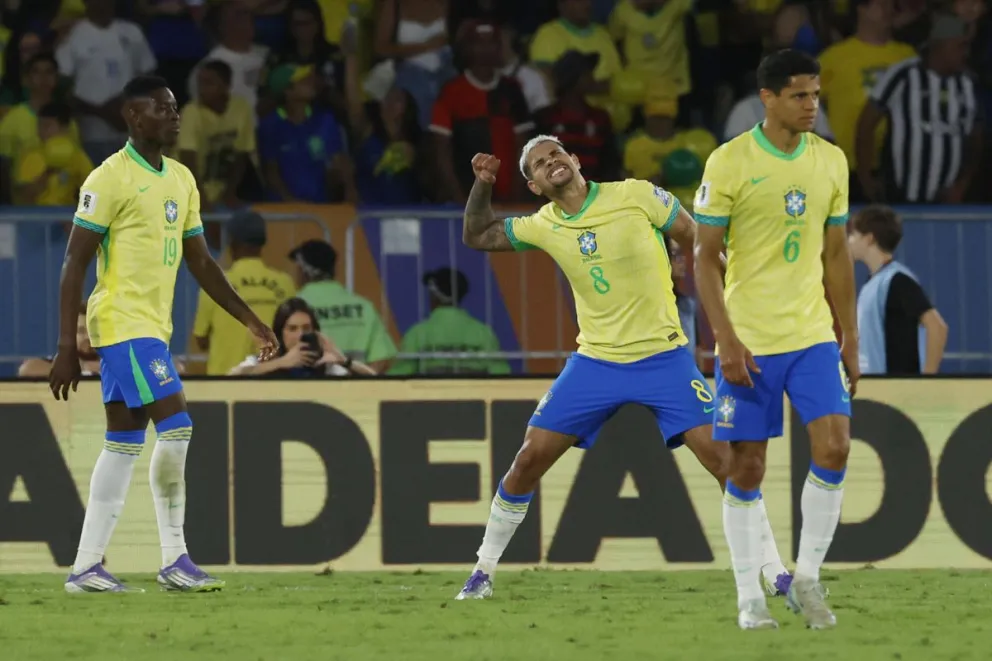 El centrocampista Bruno Guimarães (centro) celebra su gol. Foto: EFE.