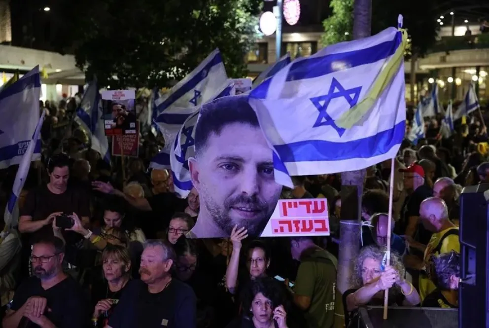 Familiares y simpatizantes de los rehenes israelíes retenidos por Hamas en la Franja de Gaza participan en una protesta. Foto: EFE