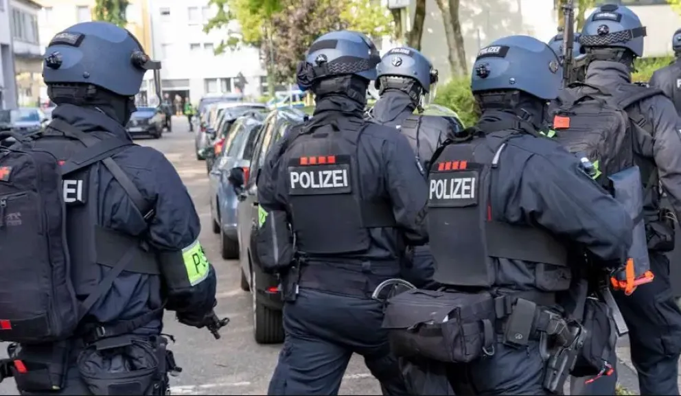 Miembros de la Policía de Essen, Alemania, en el operativo en la secundaria de formación profesional. Foto: DW / Justin Brosch