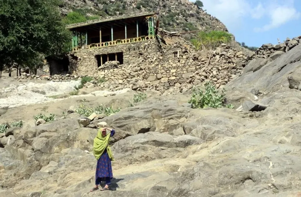 Una mujer en una de las áreas golpeadas por los terremotos. Foto: EFE