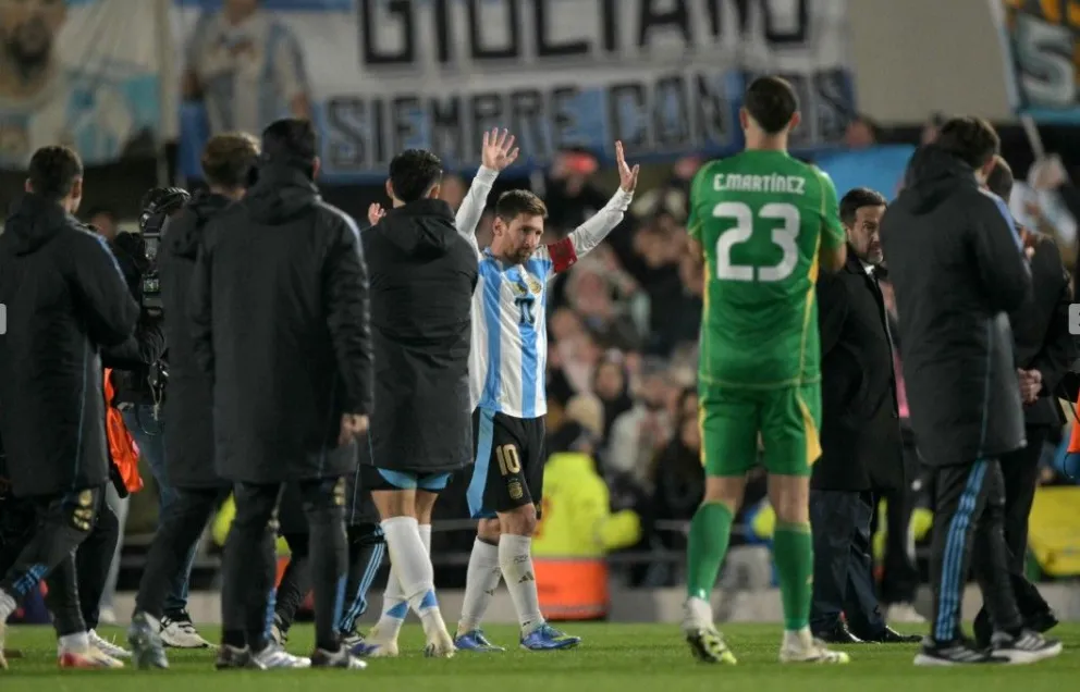 Lionel Messi se despide del público argentino después del partido del jueves frente a Venezuela. Foto: Conmebol