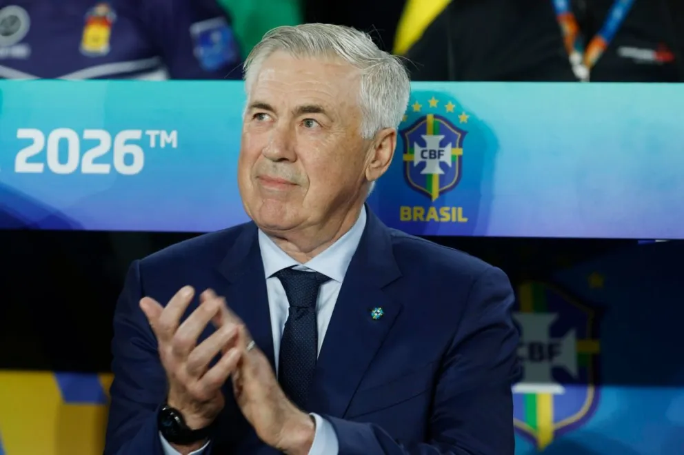 El técnico Carlo Ancelotti, DT de Brasil, aplaude a sus jugadores después de ganarle a Chile. Foto: EFE