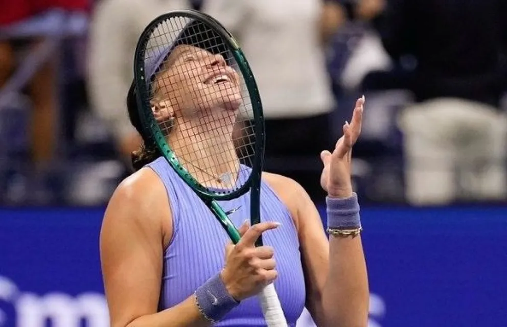 Amanda Anisimova inicia el festejo después de ganarle a Naomi Osaka en Nueva York. Foto: EFE