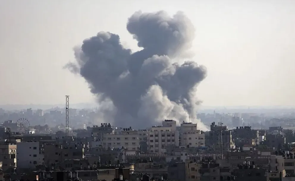 Una columna de humo tras bombardeos israelíes en Gaza, en una imagen de archivo. Foto: EFE