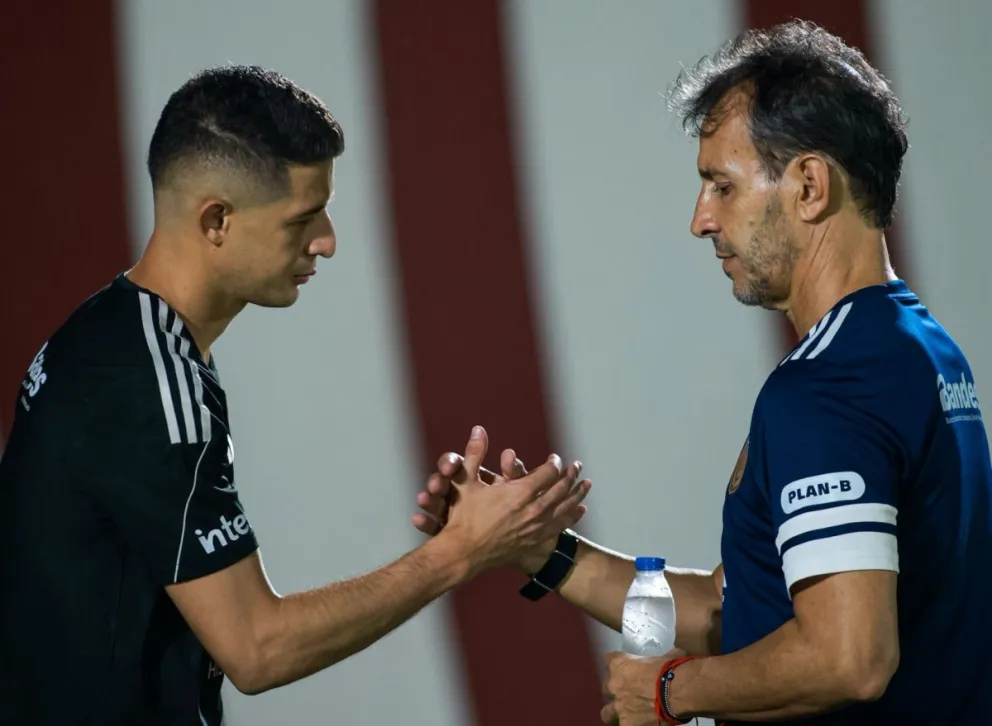 Fernando Batista (der.) saluda a uno de los jugadores de la selección de Venezuela. Foto: La Vinotinto