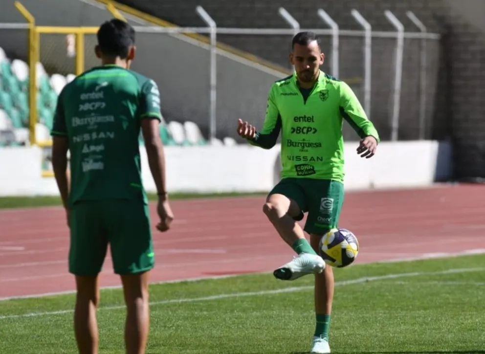 Luis Haquín le pega a la pelota en un entrenamiento anterior en el estadio Hernando Siles. Foto: APG