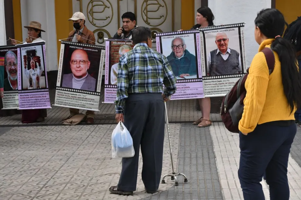 Integrantes de la Comunidad Boliviana de Sobrevivientes (CBS) se manifiestan frente al templo de la Compañía de Jesús este viernes, en Cochabamba (Bolivia) Foto: EFE