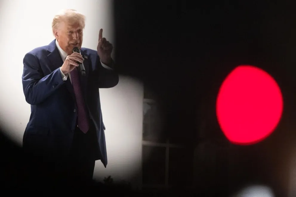 El presidente de Estados Unidos, Donald Trump, al intervenir este viernes, 5 de septiembre, durante una cena con miembros del Congreso, en los jardines de la Casa Blanca, en Washington DC (EE.UU.). Foto: EFE
