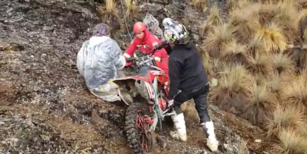 Operativo de rescate a los motociclistas. Foto: Captura de Video