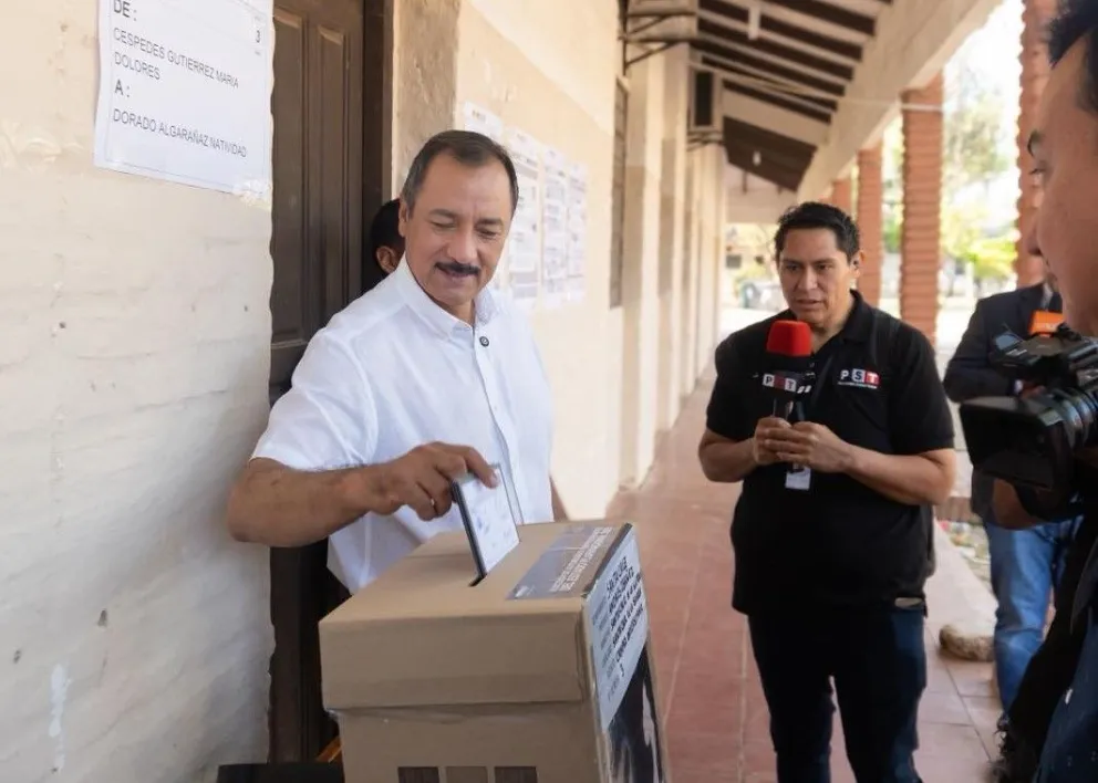 Cuéllar emitiendo su voto, el 17 de agosto. 