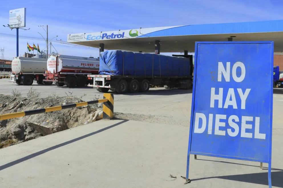 Filas que se registraron por diésel el 22 de agosto. Foto: APG 