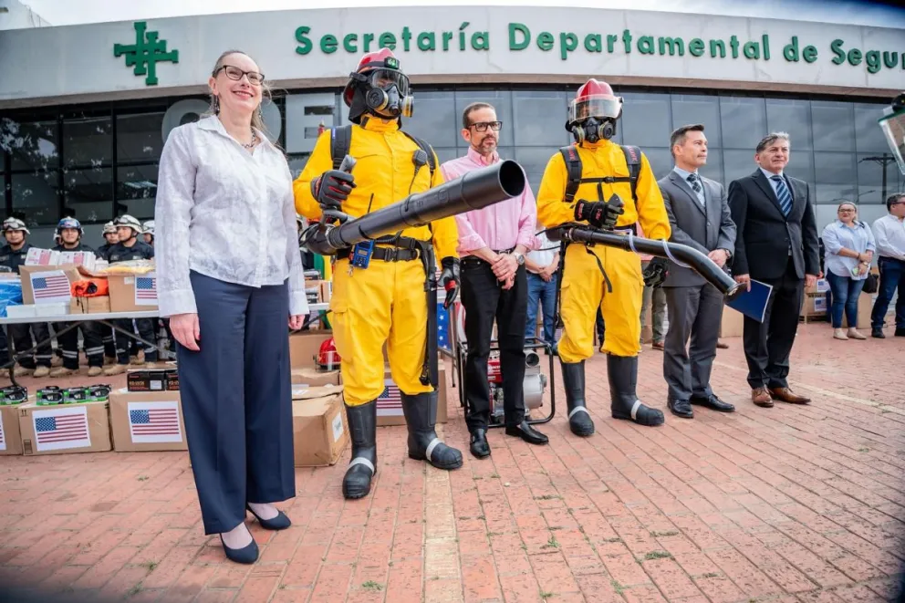 Luis Fernando Camcho con los equipos donados por la embajada de EEUU Foto: Facebook Luis Fernando camacho