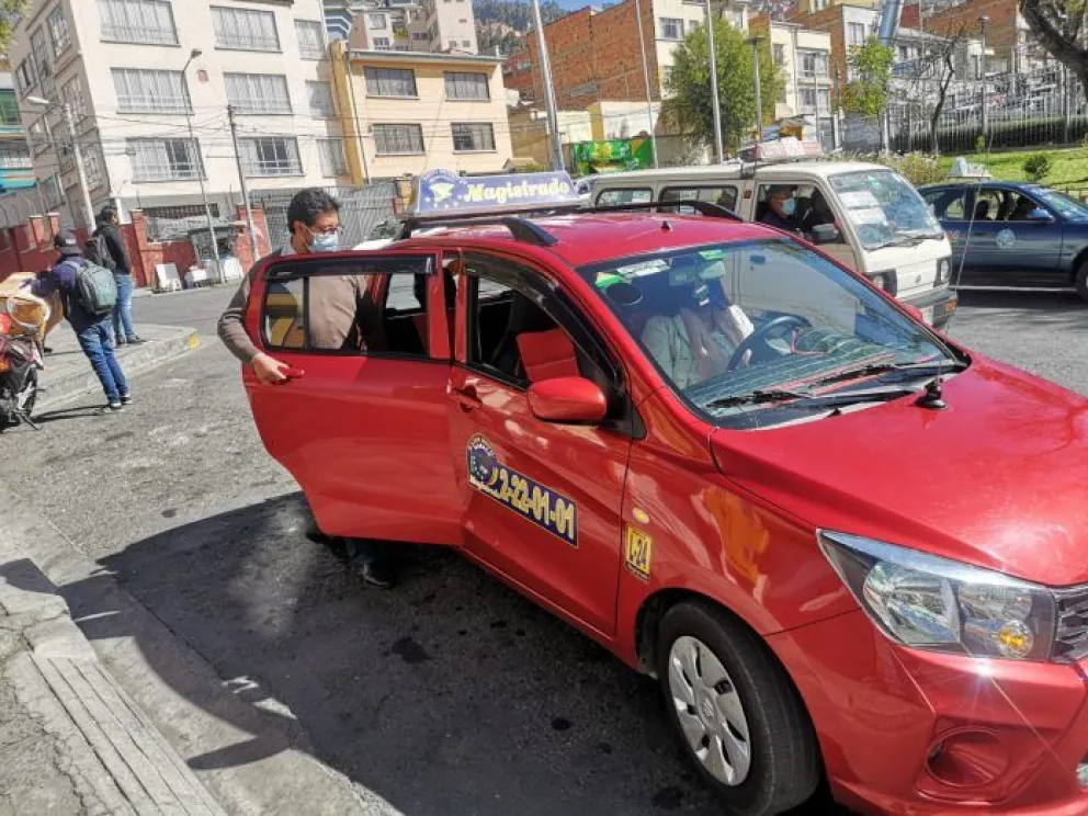 Un hombre se sube a un radiotaxi (imagen referencial). Foto: AMUN / SMMSC