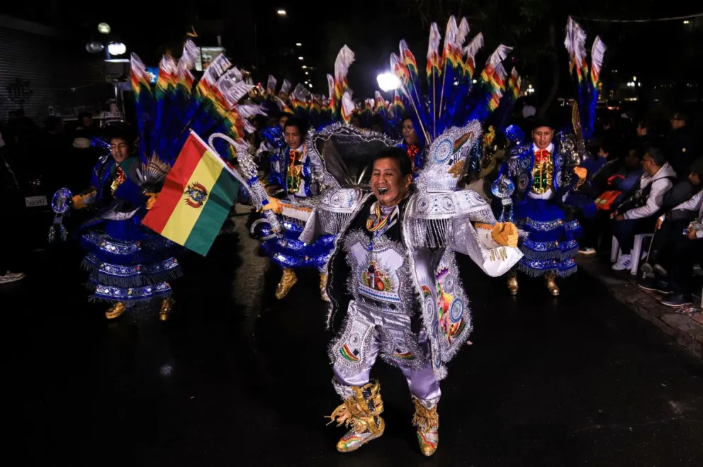 Personas lucen trajes típicos de la morenada en el desfile por el Día Nacional de la Morenada este sábado, en La Paz. Foto: EFE