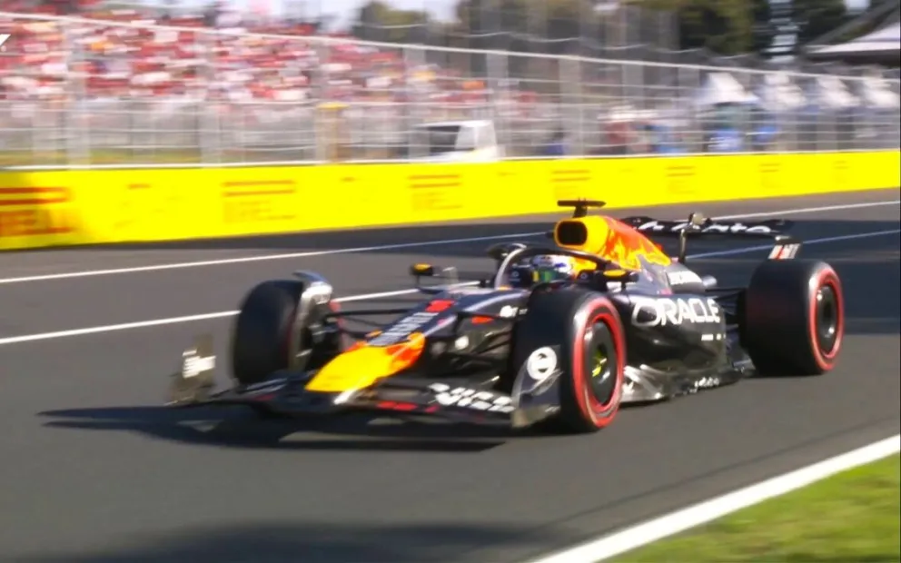 El piloto cruza la meta en su bólido que fue el más rápido en Italia. Foto: Versus