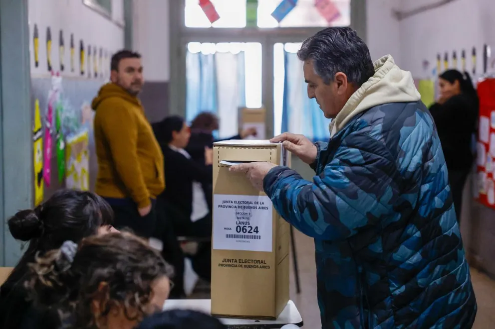 Un hombre fue captado este domingo, 7 de septiembre, al depositar su voto durante las elecciones legislativas de la provincia de Buenos Aires, en un colegio de Lanús (Argentina). EFE