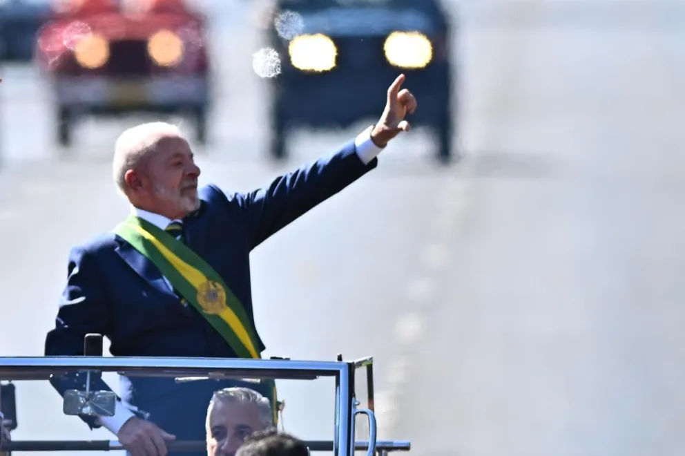 El presidente de Brasil, Luiz Inácio Lula da Silva, al encabezar este domingo, 7 de septiembre, el desfile del Día de la Independencia de su país, en la Explanada de los Ministerios, en Brasilia (Brasil). Foto: EFE
