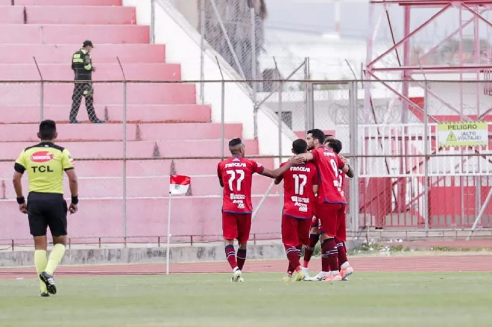 Jugadores de Guabirá celebran uno de sus goles. Foto: Agencia Marka Registrada.