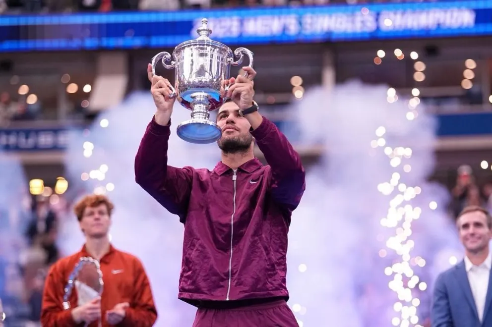 Alcaraz levanta su trofeo de campeón del torneo estadounidense. Foto: US Open.