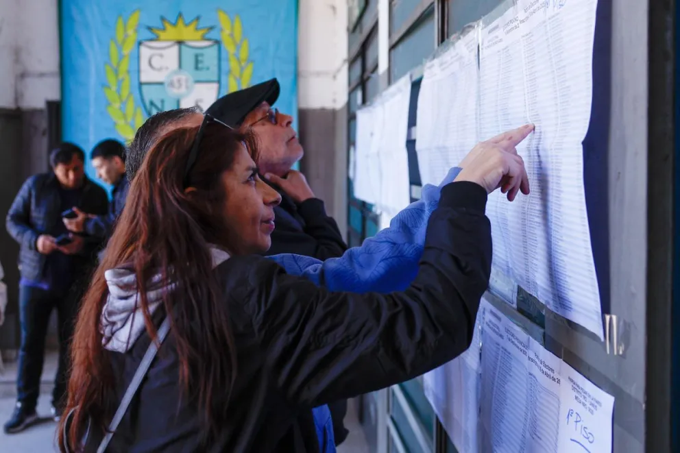 Un grupo de personas al buscar su puesto de votación este domingo, 7 de septiembre, durante las elecciones legislativas de la provincia de Buenos Aires, en un colegio de Lanús (Argentina). Foto: EFE