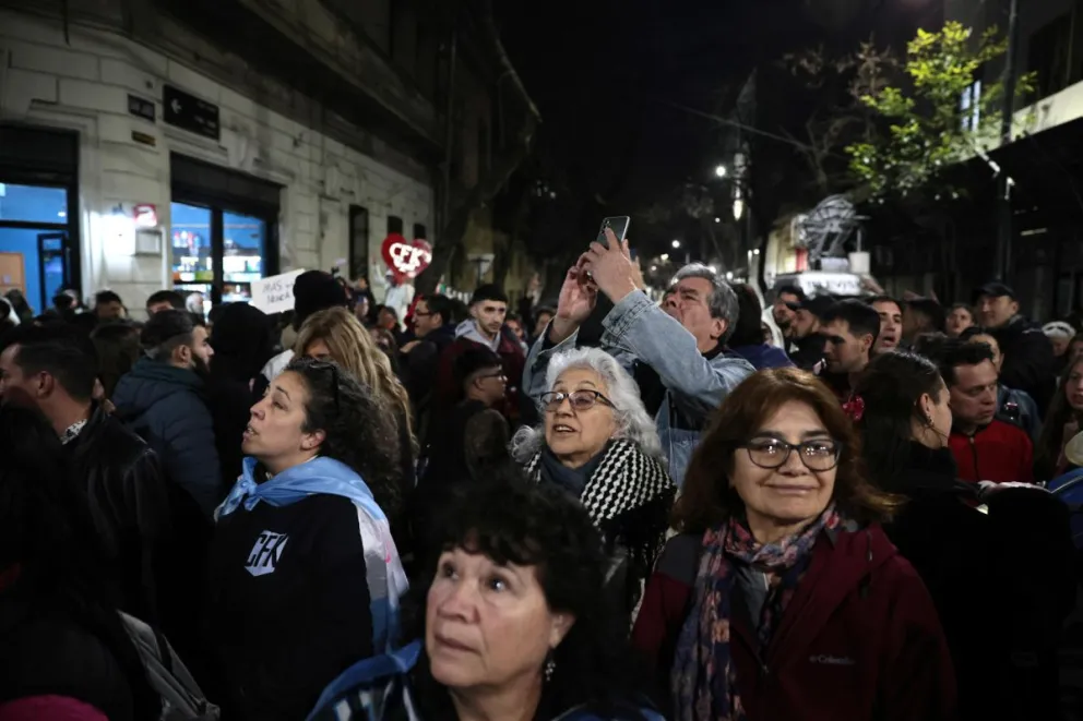 Personas se reunieron a esperar los resultados de las elecciones legislativas de la provincia de Buenos Aires frente a la casa de la expresidenta Cristina Fernández. Foto: EFE