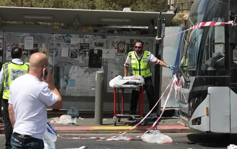 Miembros de los servicios de Emergencia atienden a las víctimas del tiroteo en Jerusalén. Foto: EFE